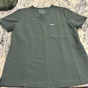 Figs Catarina one pocket scrub top. Size small